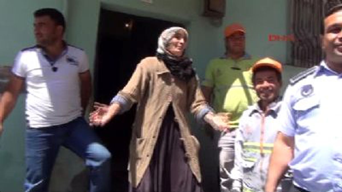 80 Yaşındaki Kadının Evinden 2 Ton Çöp Çıktı