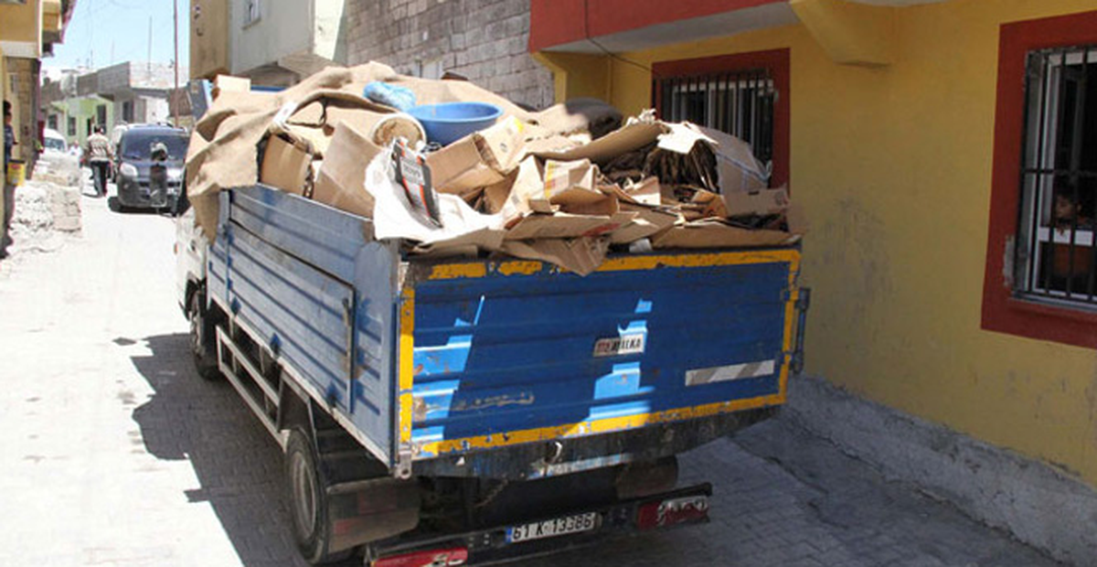 80 Yaşındaki Kadının Evinden 2 Ton Çöp Çıktı