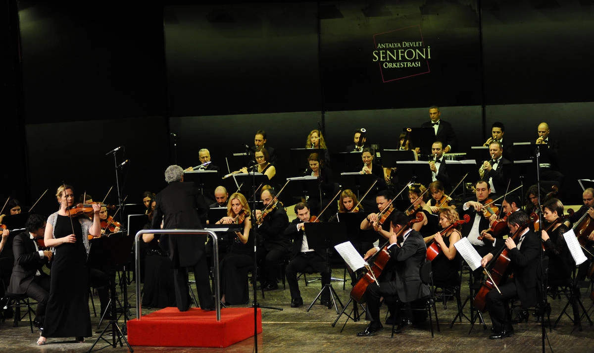 Antalya Devlet Senfoni Orkestrası" Konser Verdi