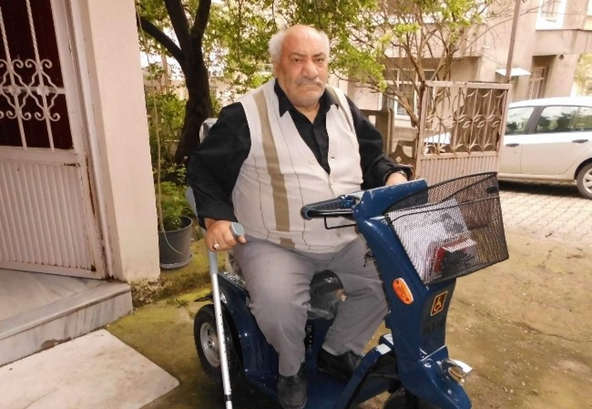Arifiye Belediye Başkanı Engelli Vatandaşlara Akülü Araç Dağıttı