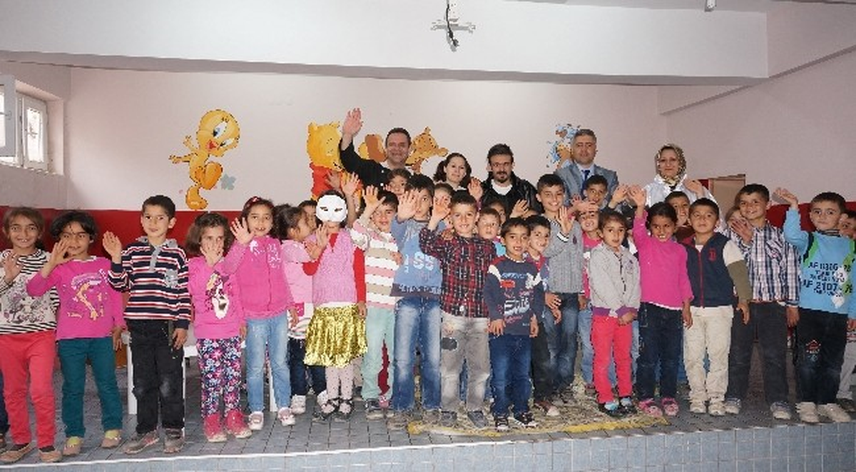 Aşı Olmayı Tiyatro Oyununa Çevirdiler