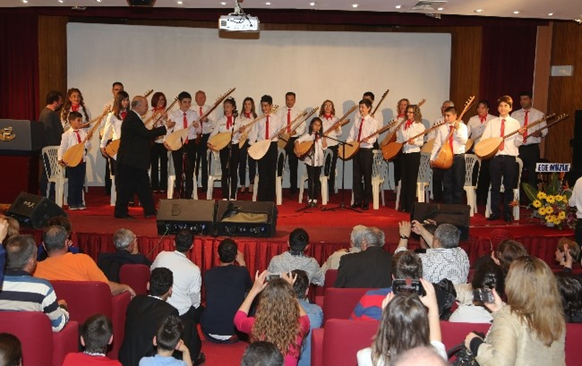 Bağlama Kursiyerlerinden Dönem Sonu Konseri