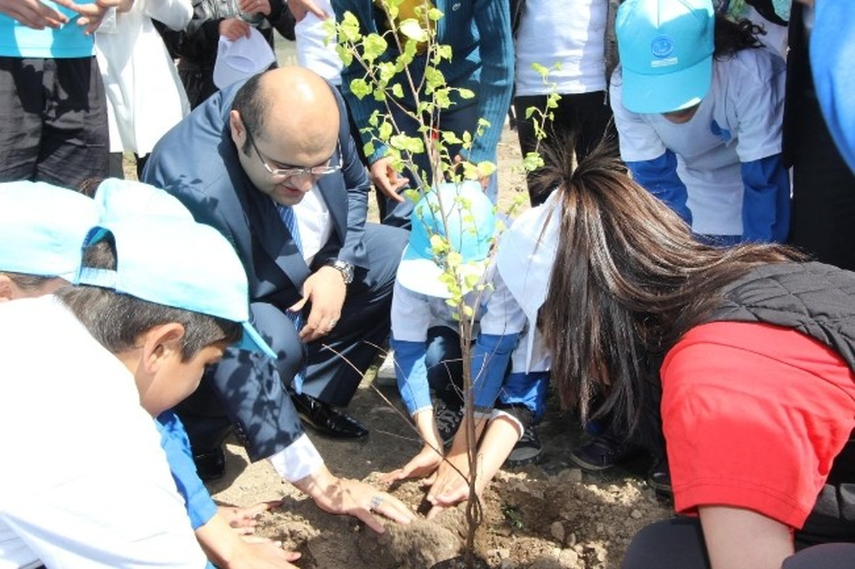 Başkan Orhan, Öğrencilerle Birlikte Fidan Dikti