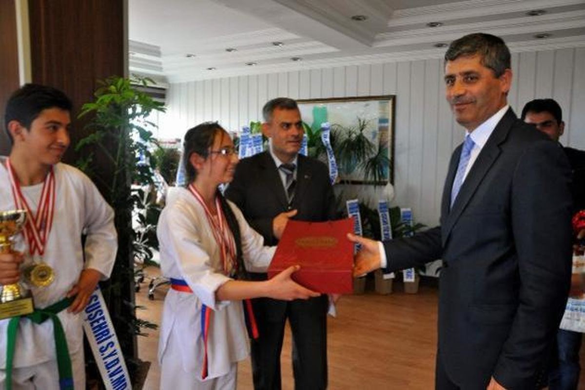 Başkan Yüksel\'den Sporculara Ödül