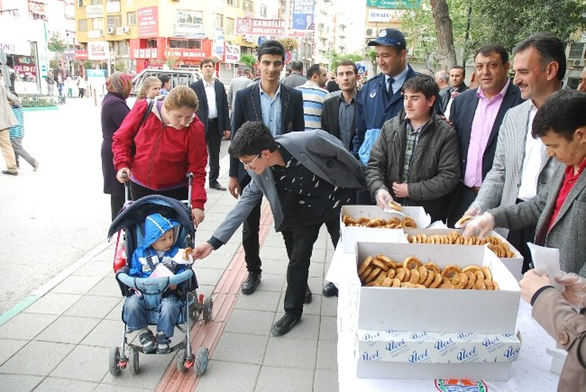 Gemlik\'te Belediyeden Kandil Simidi