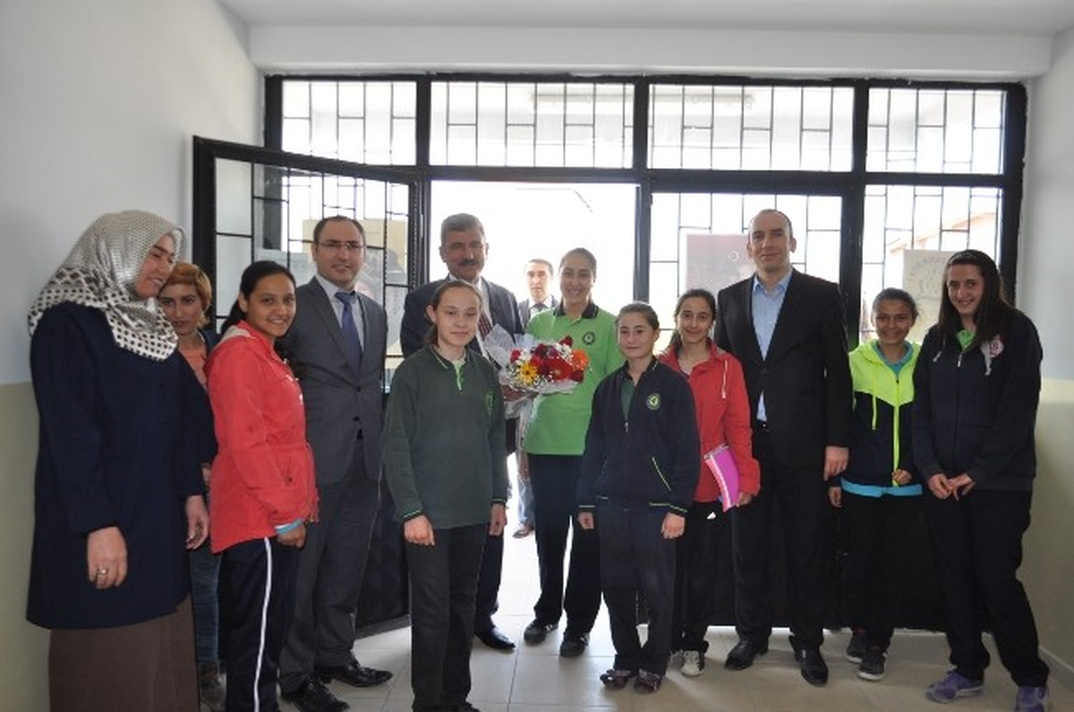 Belediyeden Okula Spor Malzemesi Yardımı
