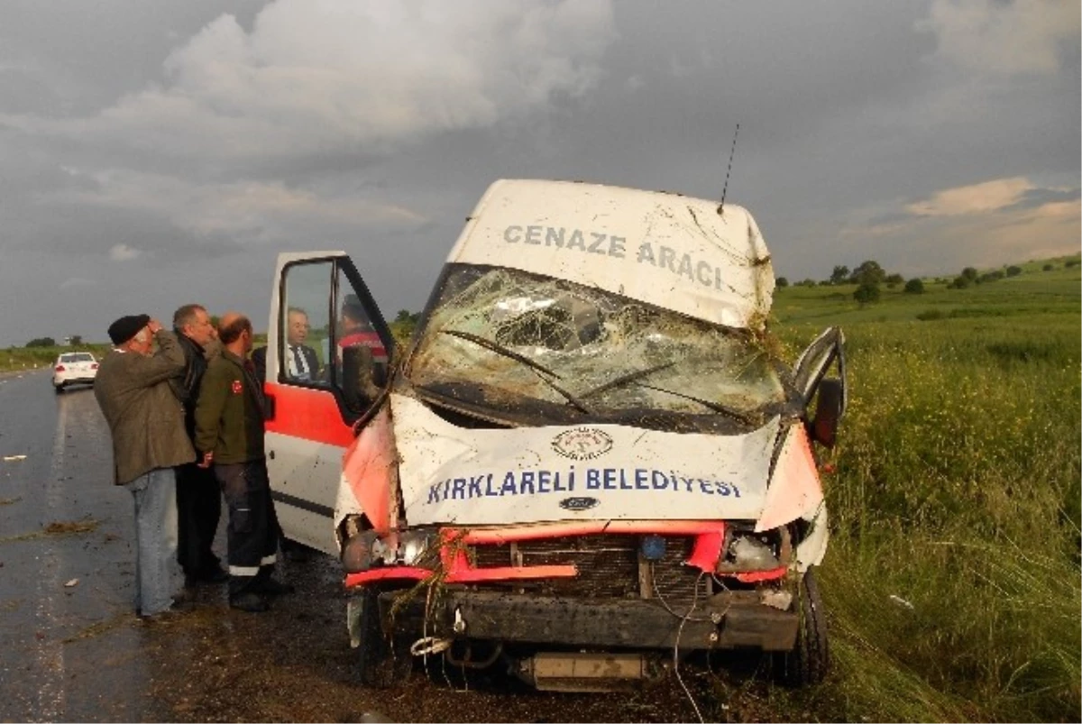Biga\'da Cenaze Aracı Takla Attı: 3 Yaralı