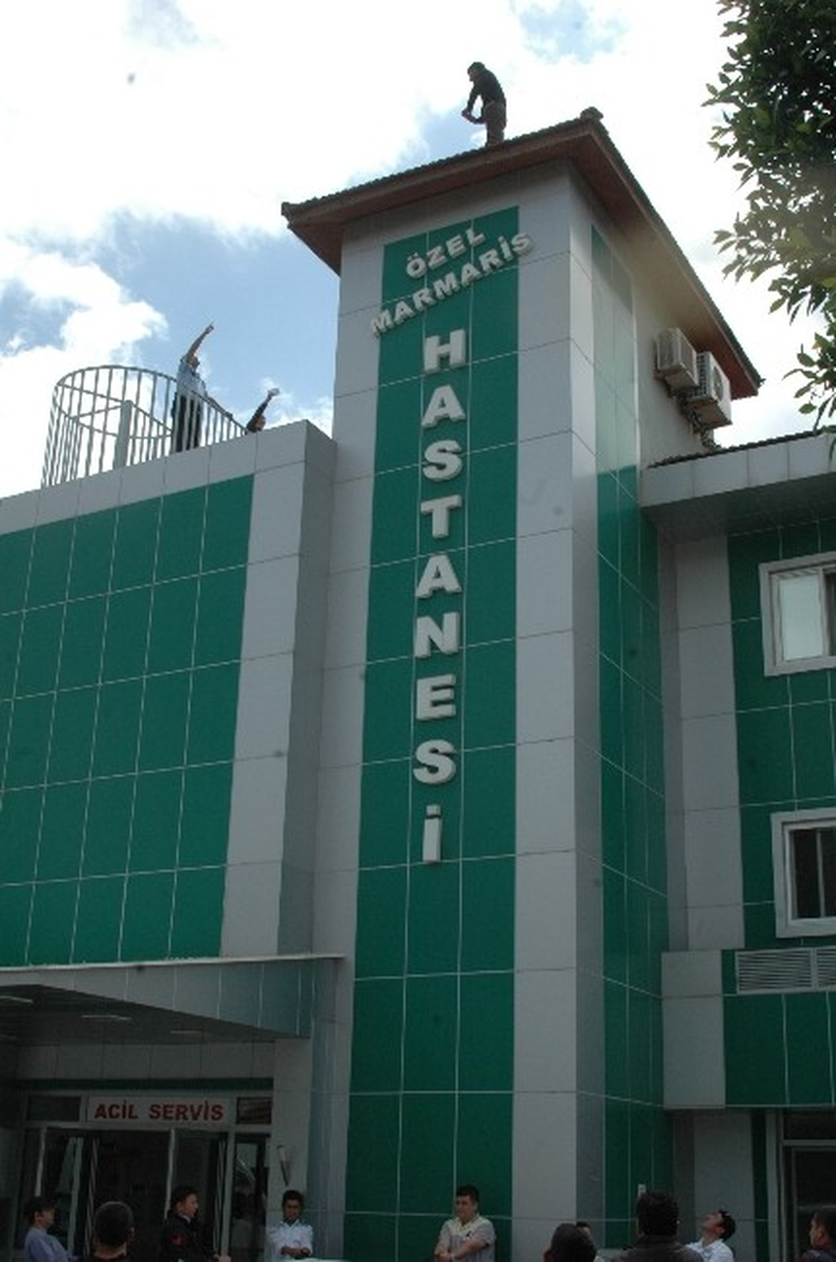 Bir Haftada 3 Hastanenin Çatısına Çıkıp İntihara Kalkıştı