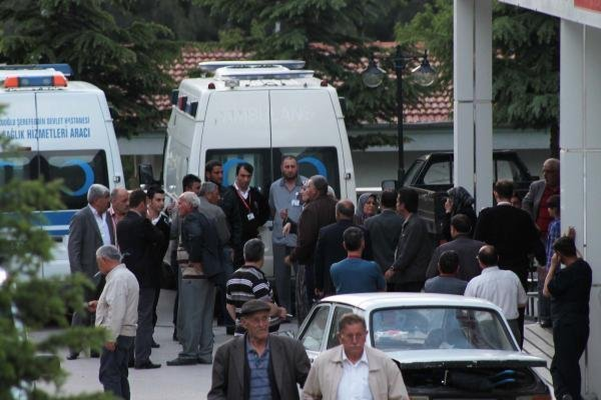 Boşanmak İsteyen Eşini Cadde Ortasında Bıçaklayıp Öldürdü