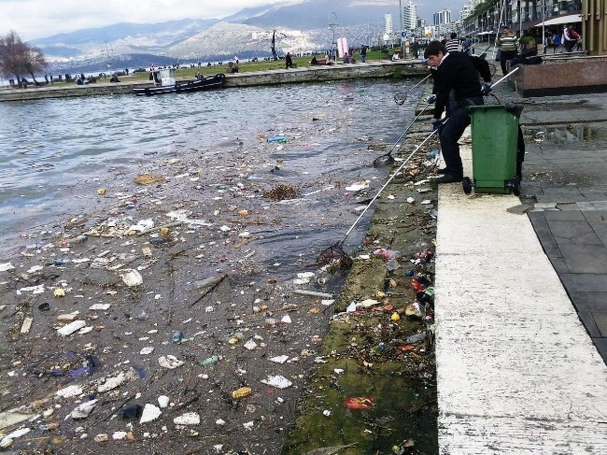 Derelere Atılan Çöp İzmir Körfezi\'ne Gidiyor