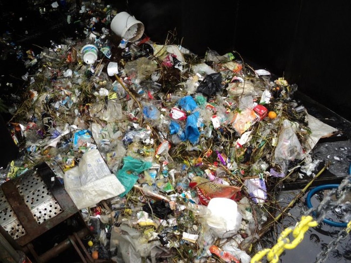 Derelere Atılan Yüzlerce Ton Çöp İzmir Körfezi\'ne Gidiyor