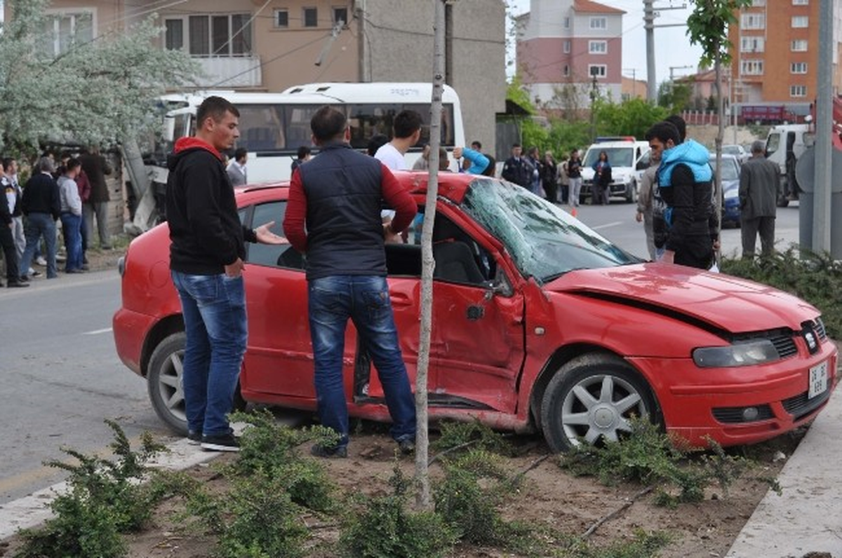 Eskişehir\'de Minibüsle Otomobil Çarpıştı: 7 Yaralı