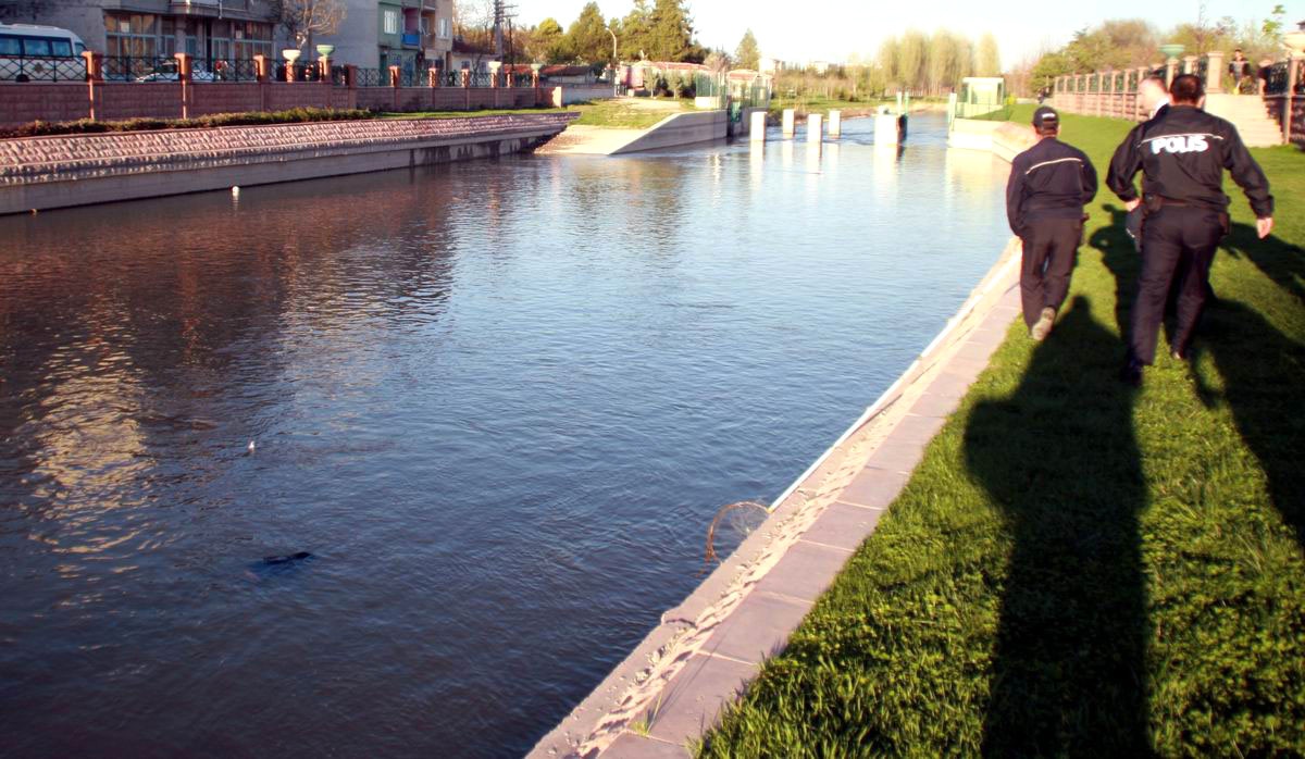 Eskişehir\'de Porsuk Çayına Düşen 2 Kişi Kurtarıldı