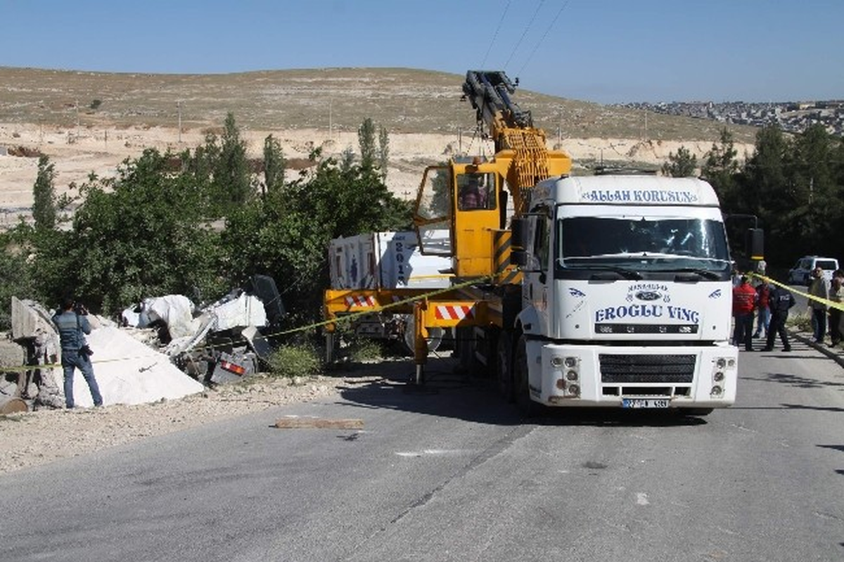 Eve Giren Çakıl Yüklü Tırın Enkazı 6 Saat Sonra Kaldırıldı
