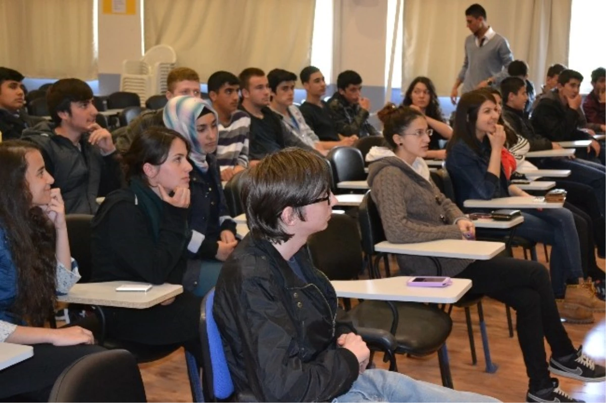 Gazeteci Tandoğan Deneyimlerini Öğrencilerle Paylaştı