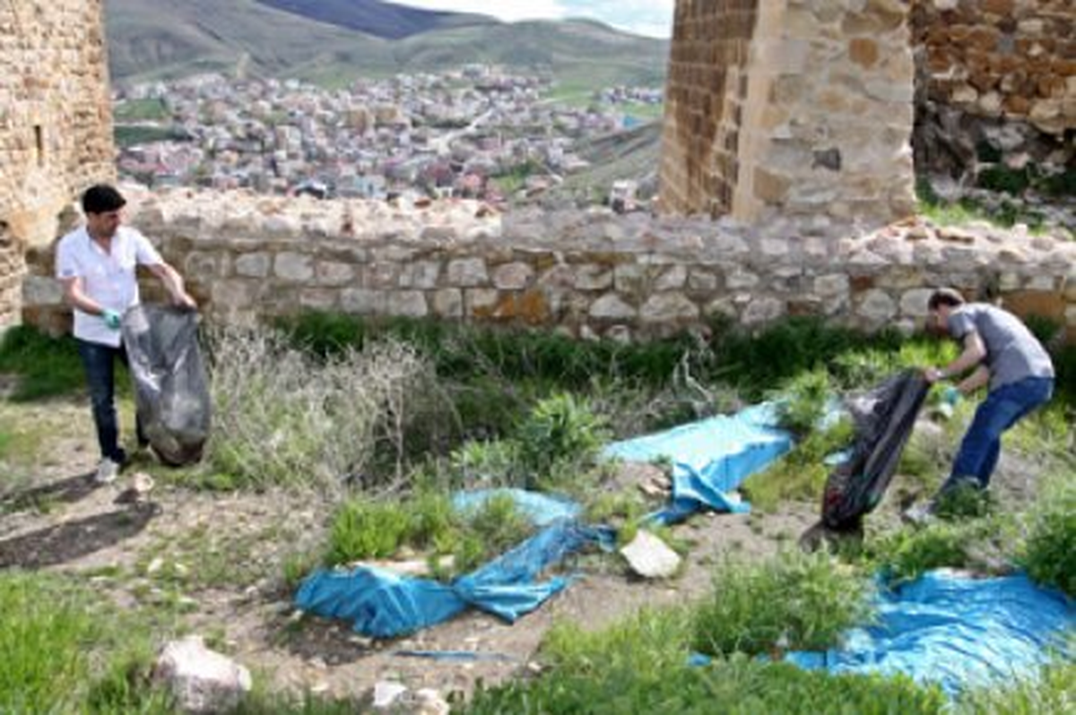 Gençlik Gönüllüleri Bayburt Kalesi\'nde Çevre Temizliği Yaptı