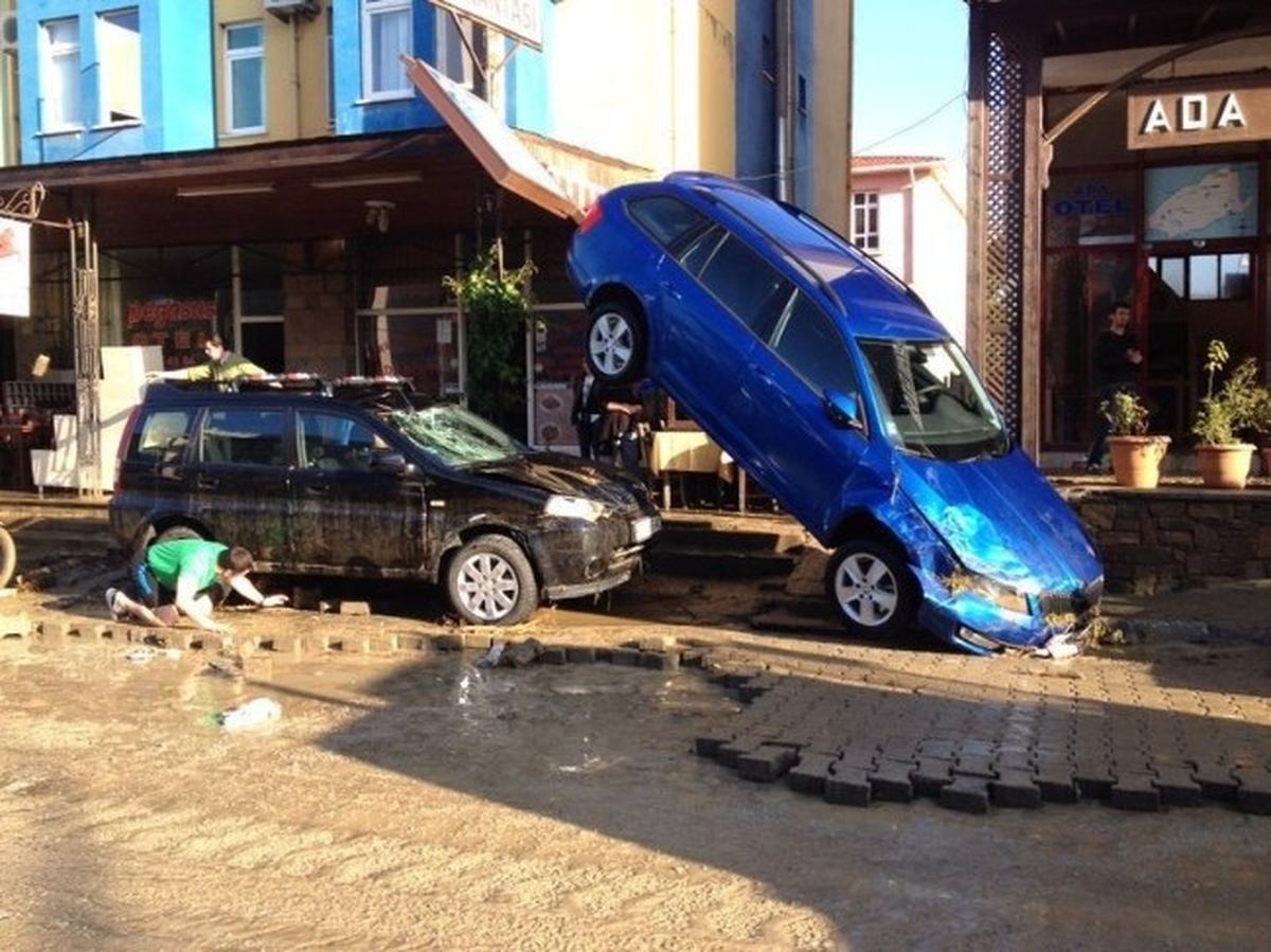 Gökçeada\'da Sel Suları Lüks Otomobilleri Kağıt Gibi Savurdu
