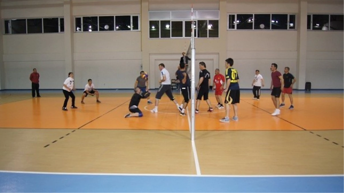 Kağızman'da Kurumlar Arası Voleybol Turnuvası Heyecanı