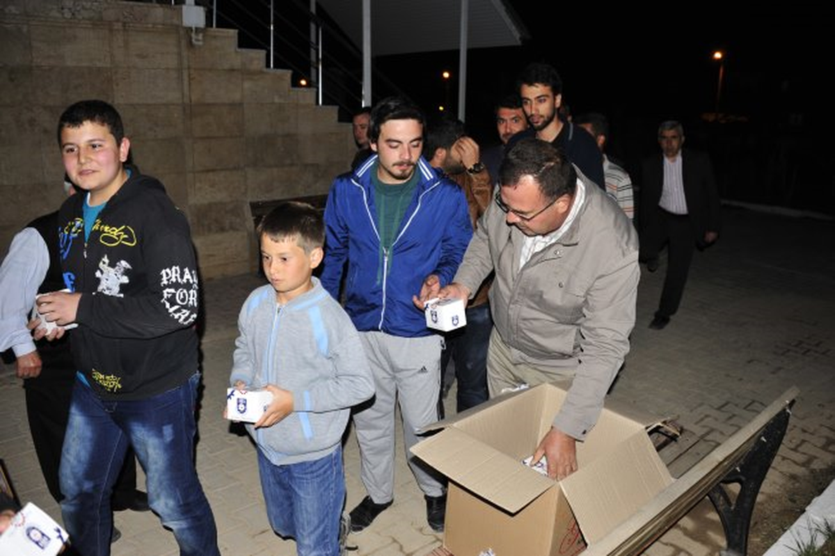 Karaman Belediyesi\'nden 10 Camide Kandil Simidi İkramı