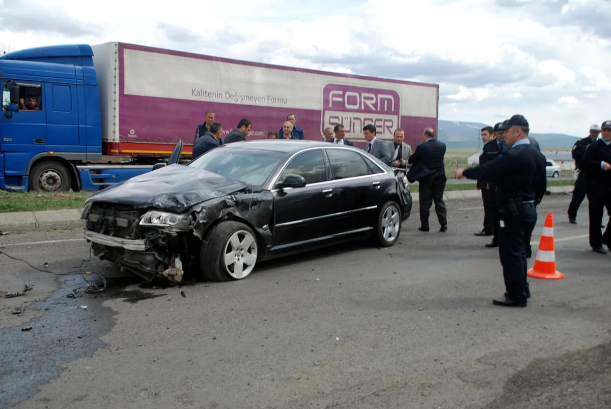 Kars Valisi Tepe\'nin Makam Aracı Ambulansla Çarpıştı