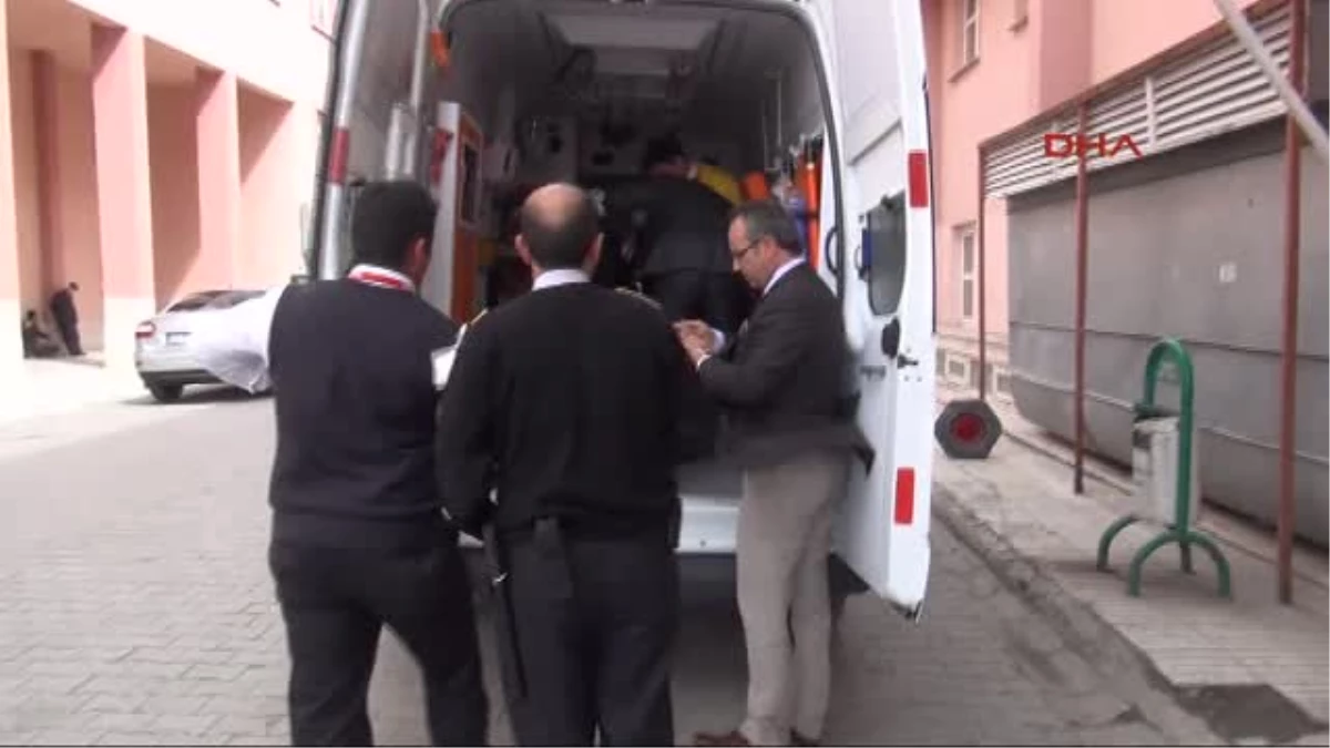 Kars Valisi Tepe\'nin Makam Aracı Ambulansla Çarpıştı 8 Yaralı