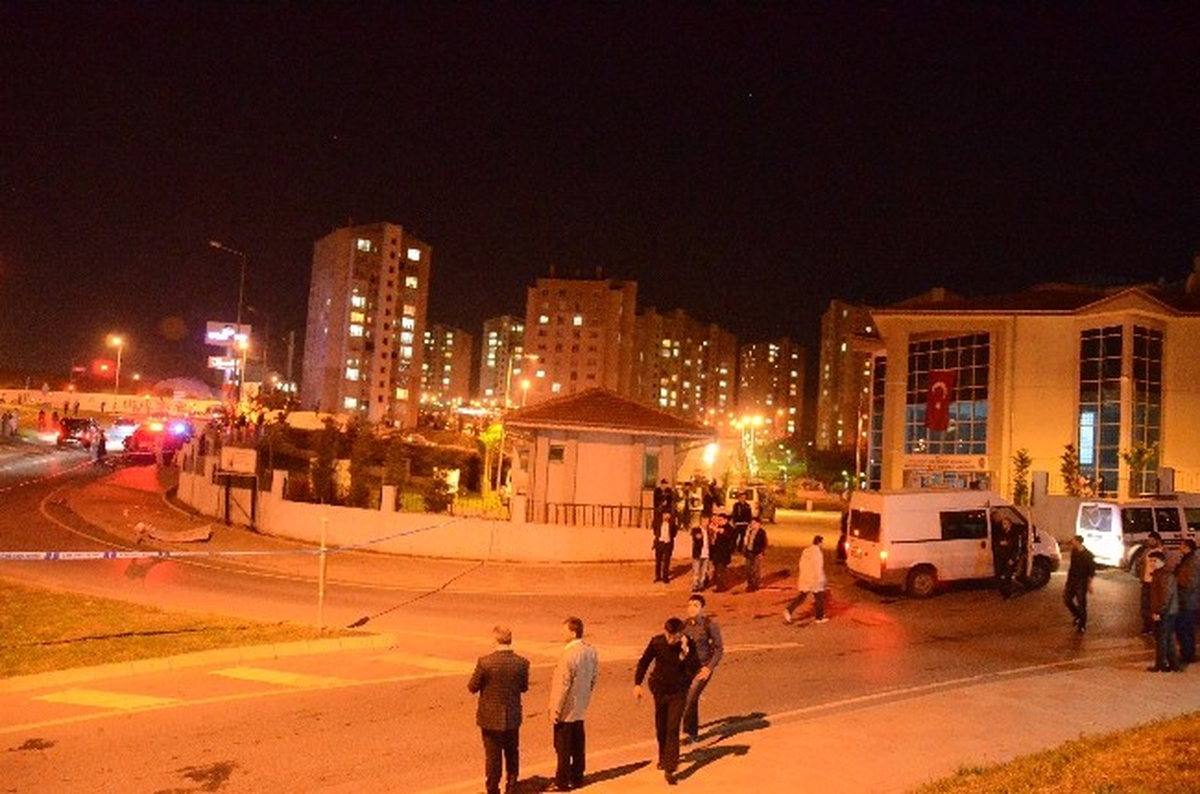 Kayaşehir\'de Polis Merkezine Ses Bombalı Saldırı: 1 Yaralı