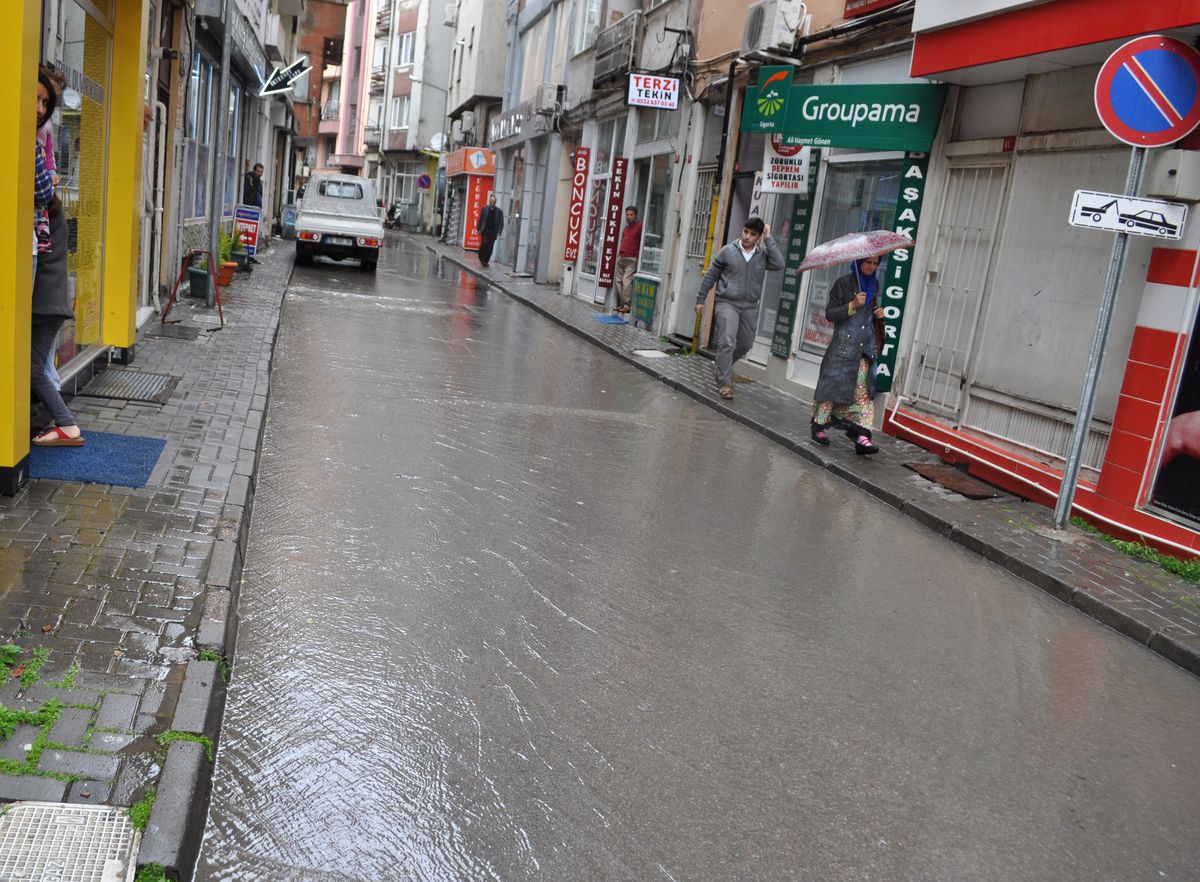 Edirne\'de Şiddetli Yağmur 25 Dakika Sürdü