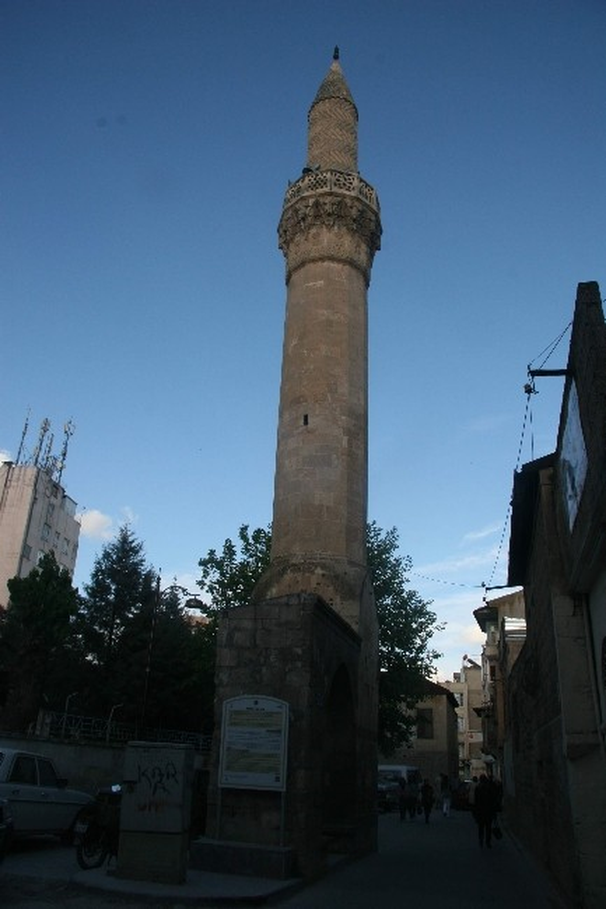 Kilis\'te \'Öksüz Minare\' Görenleri Şaşırtıyor