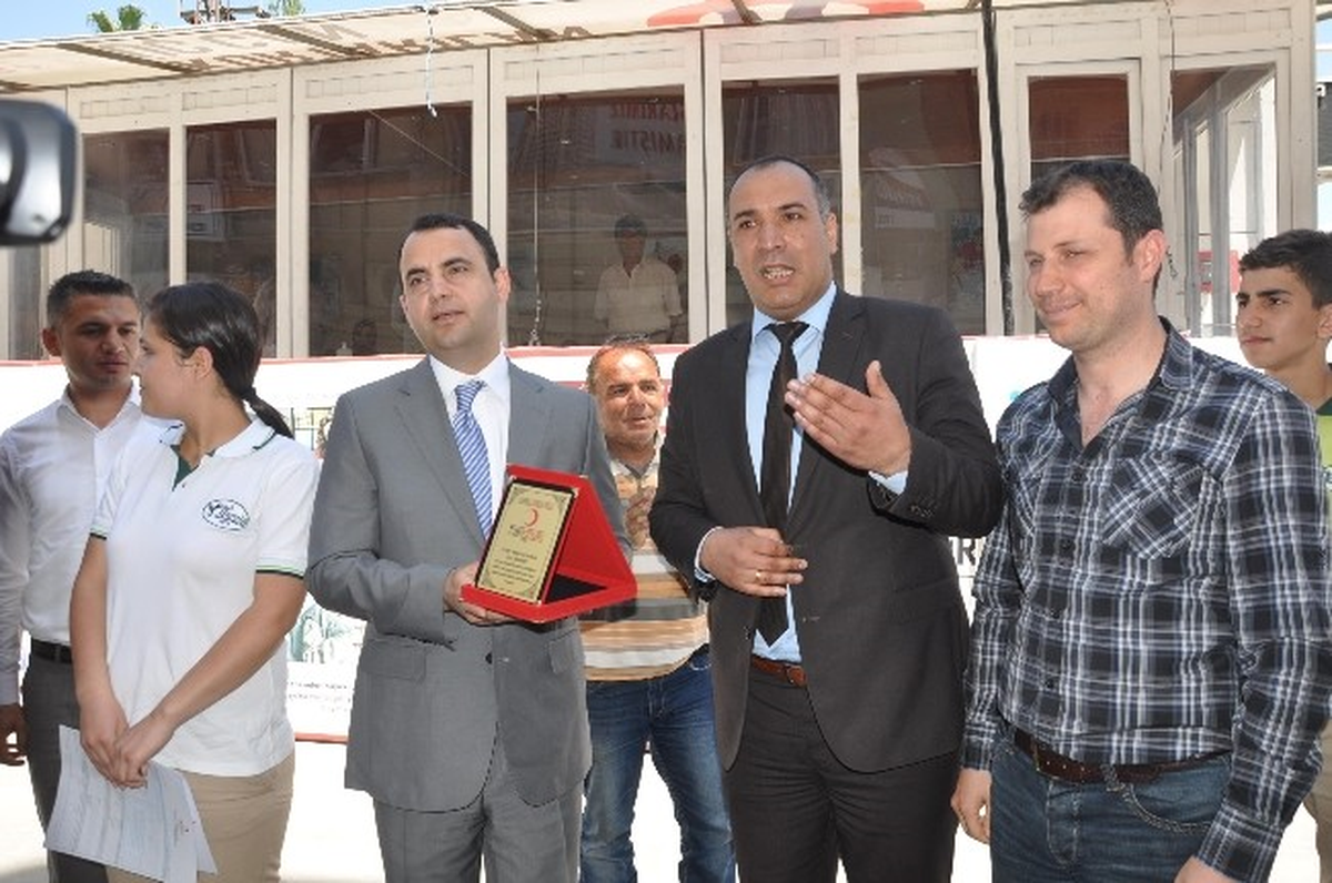 Kızılay\'dan Kızıltepe Kaymakamı Ermiş\'e Plaket