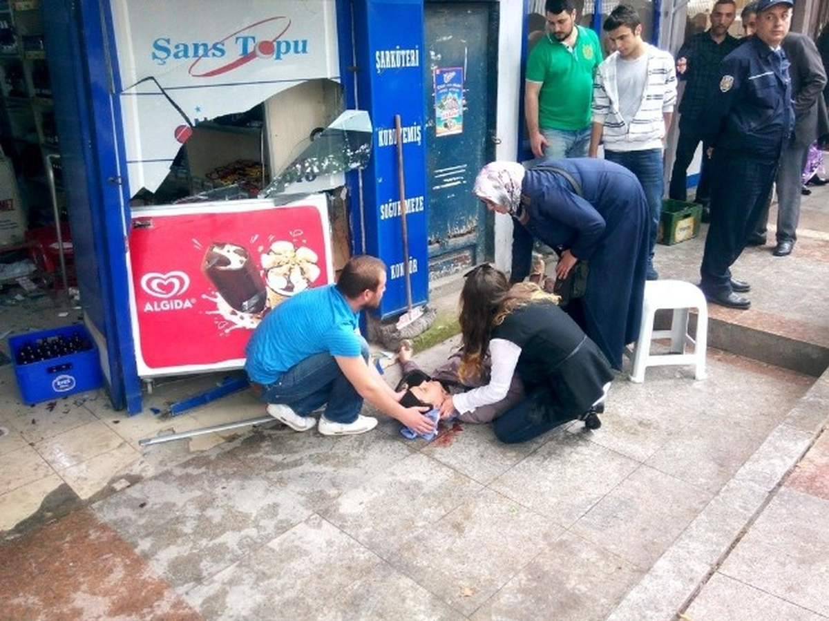 Kadın Sürücü Fren Yeni Gaza Bastı Hamile Kadına Çarptı