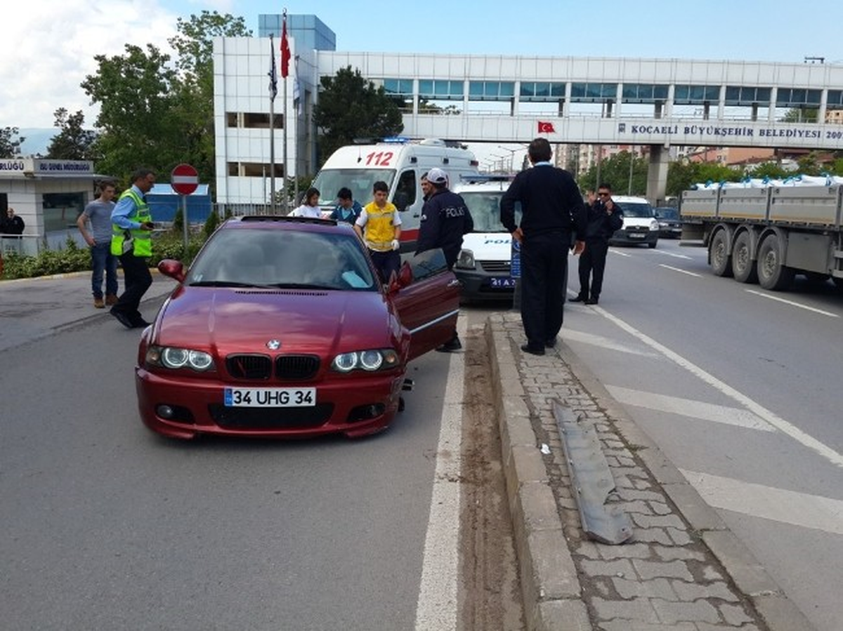 Kontrolden Çıkan Otomobil Bariyerlere Çarptı