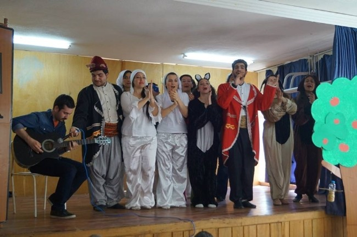 Köy Okulunda Tiyatro Gösterimi