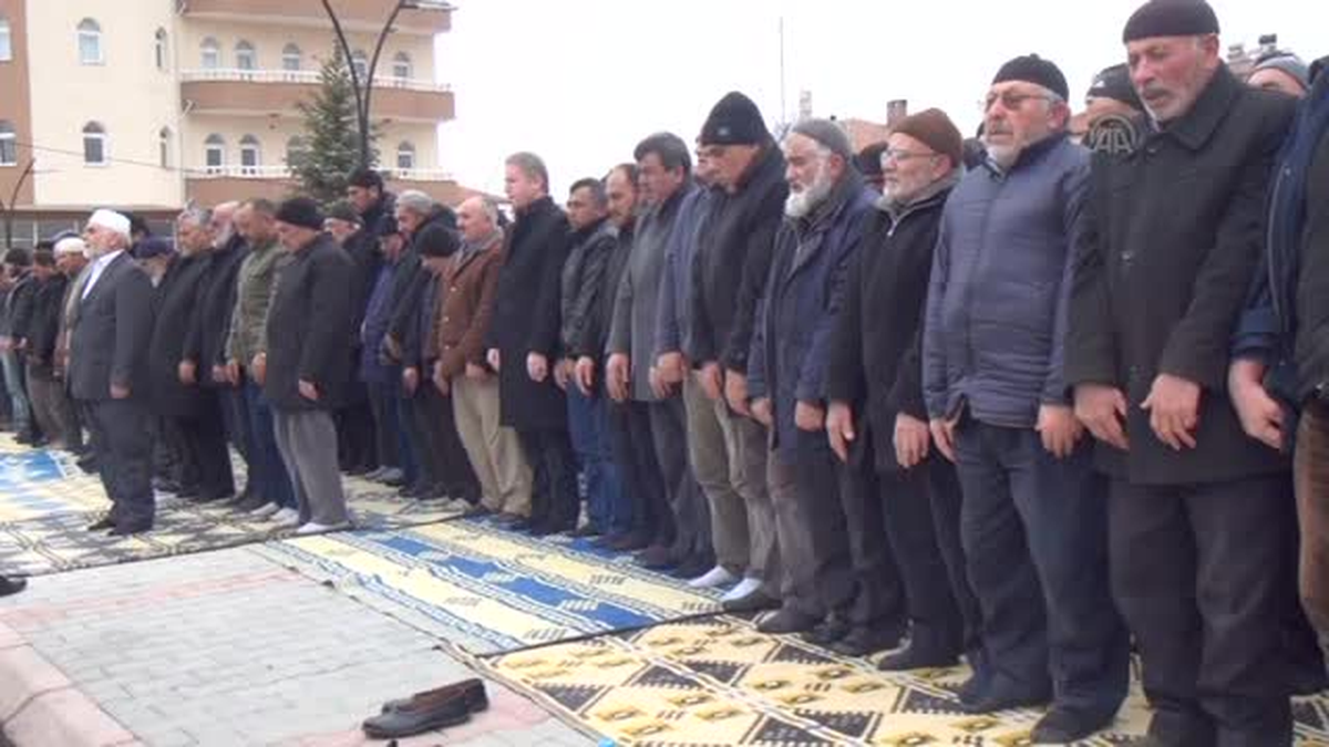 Koyulhisar\'da Vatandaşlar Yağmur Duasına Çıktı