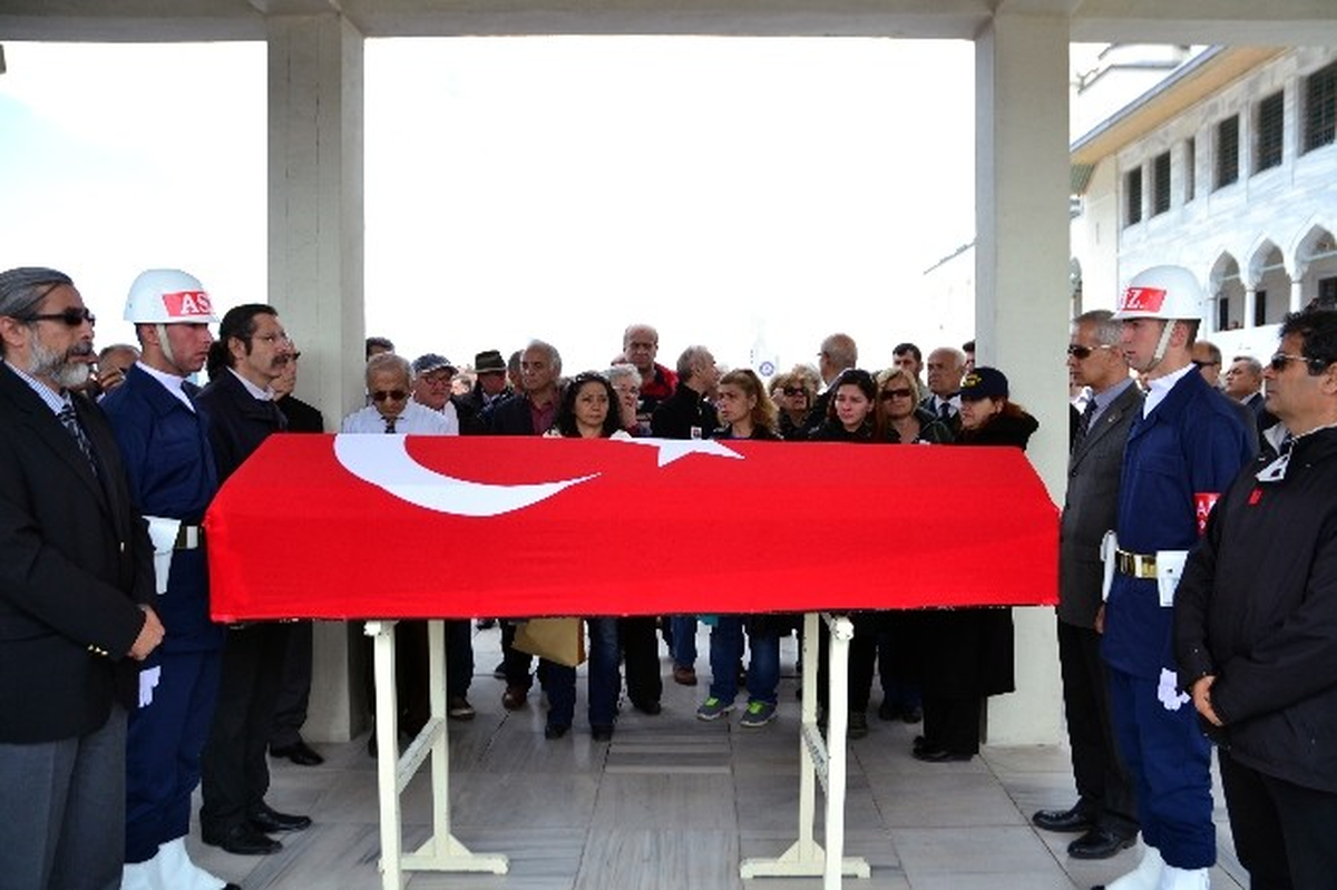 Kurmay Albay Özenalp\'in Cenazesi Toprağa Verildi