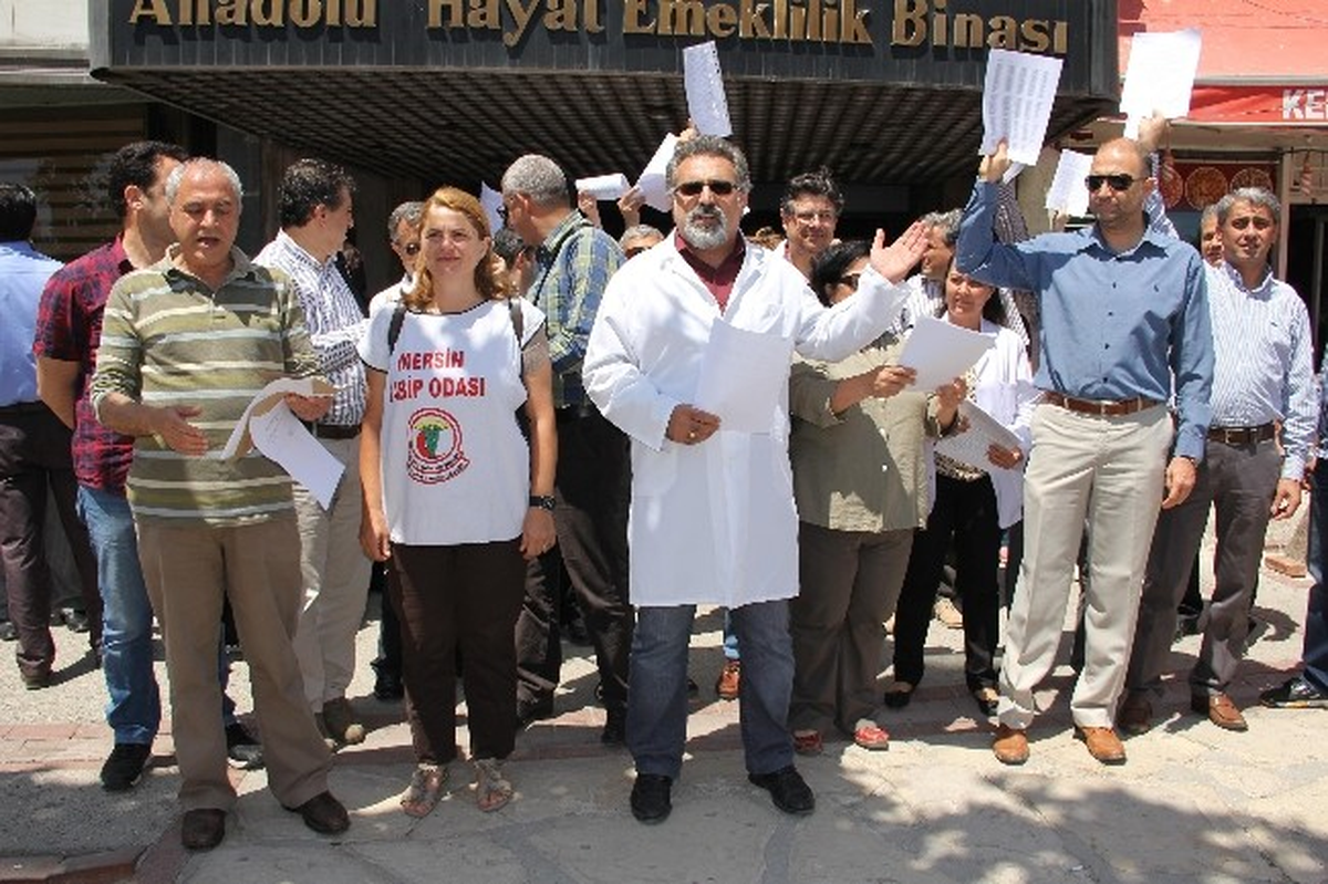 Mersin\'de Aile Hekimlerinden Dilekçeli Nöbet Eylemi