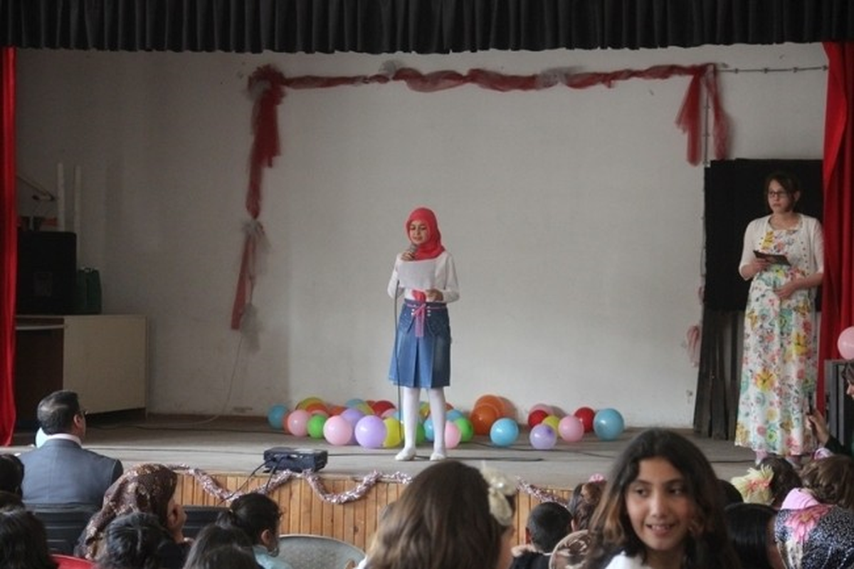 Minik Öğrencilerden Kutlu Doğum Gösterisi
