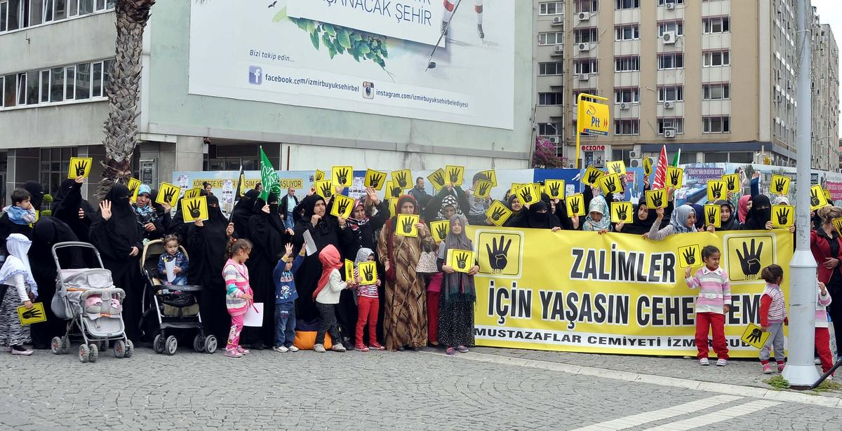 İzmir\'de Mısır\'da Verilen İdam Cezalarına Tepki