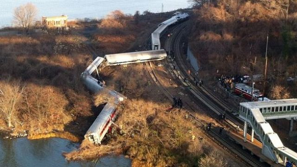 New York Metrosunda Tren Raydan Çıktı