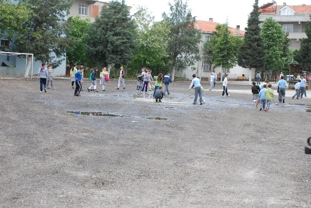 Öğrenciler Oyun Alanlarını Temizledi