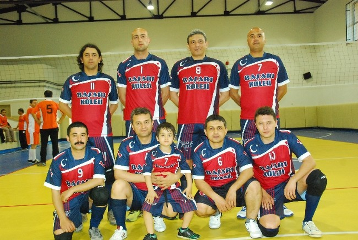 Öğretmenler Arası Voleybol Turvası\'nda Çeyrek Finaller Başlıyor