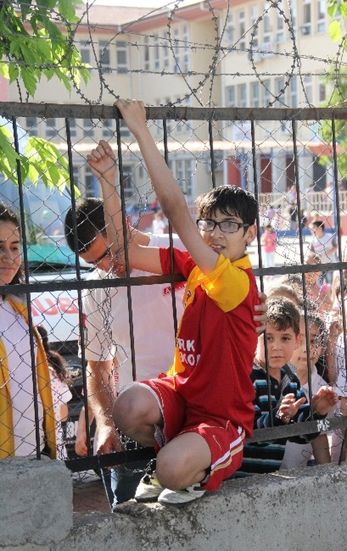 Okulun Demir Parmaklıklarına Sıkıştı İtfaiye Kurtardı