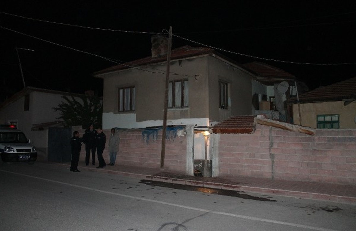 Konya\'da Para İsteyen Kardeşini Bıçakladı