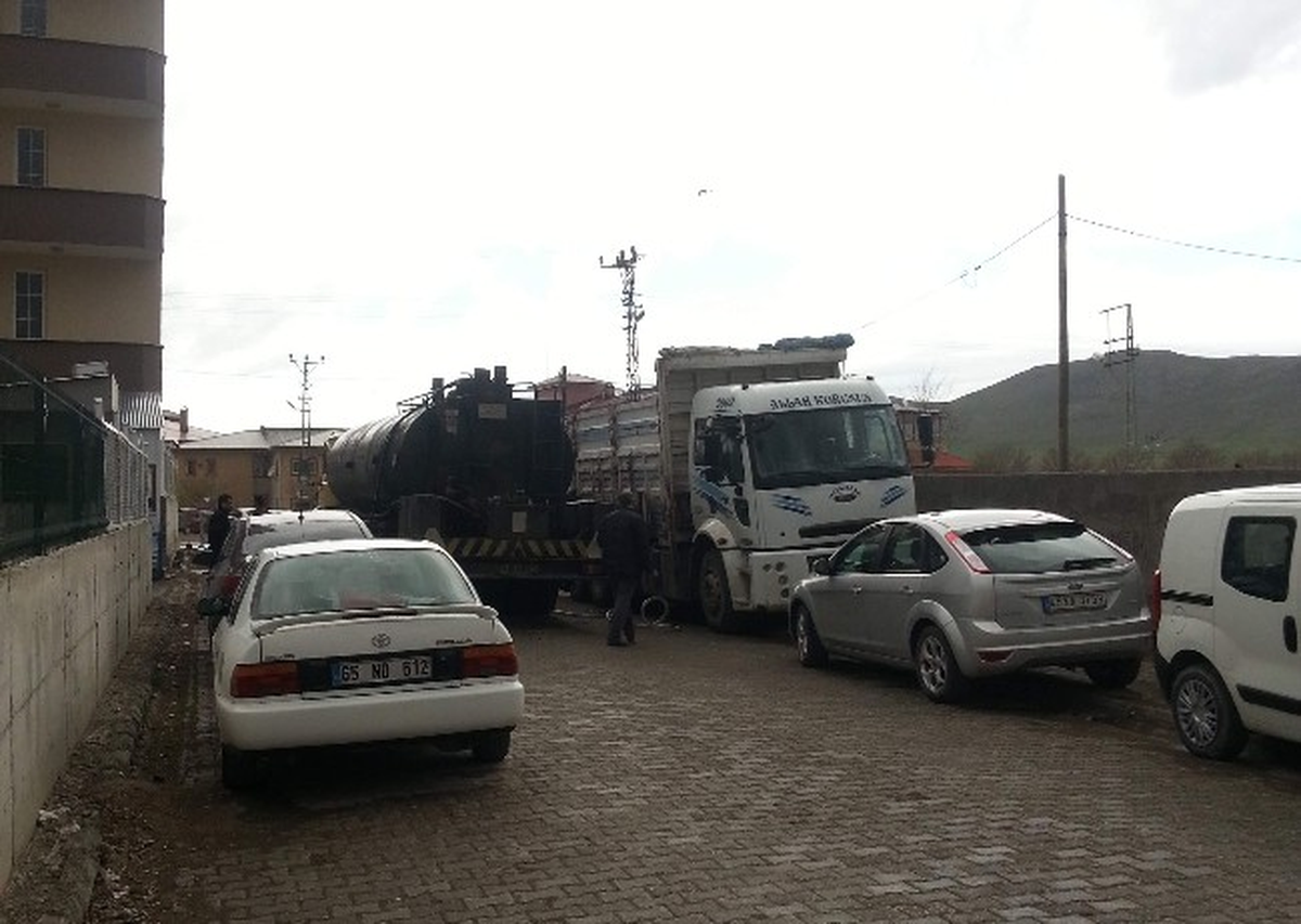 Patnos\'ta 1,5 Ton Kaçak Motorin Ele Geçirildi