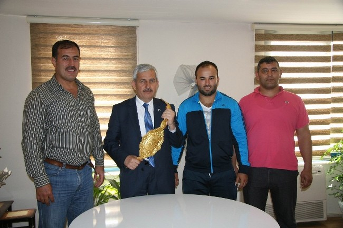 Pehlivanlar Altın Kemeri Başkana Teslim Etti