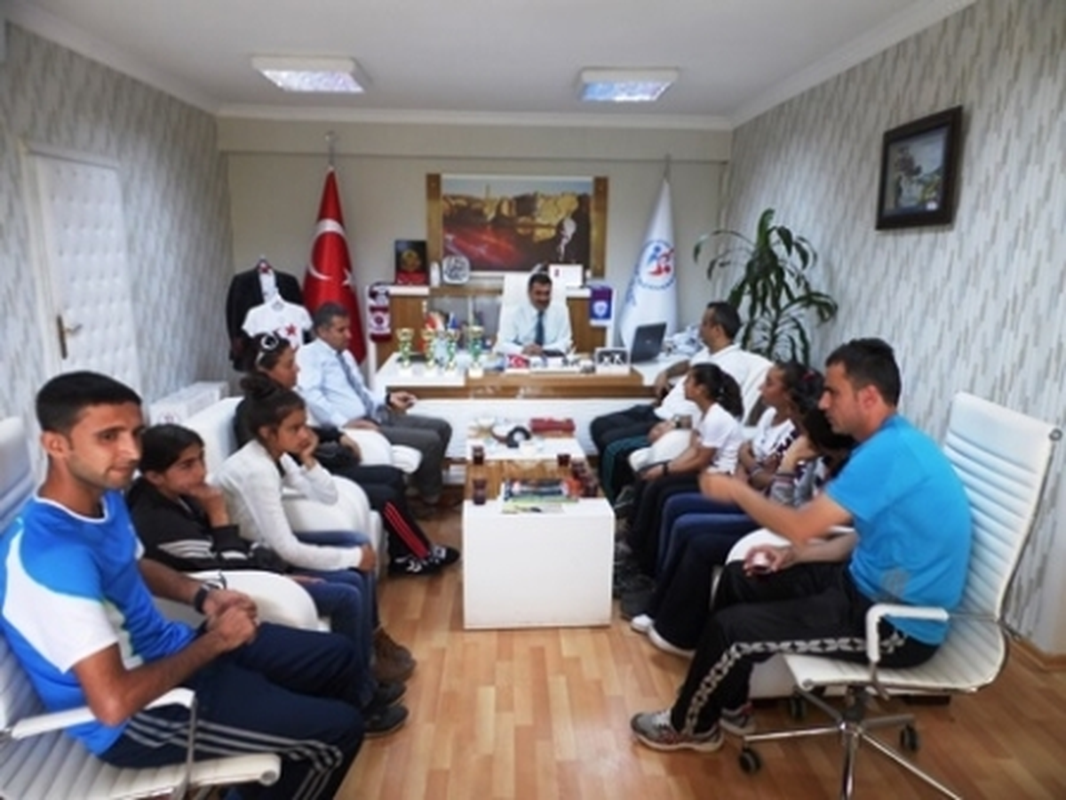 Şampiyon Atletlerden Ekinci\'yi Ziyaret