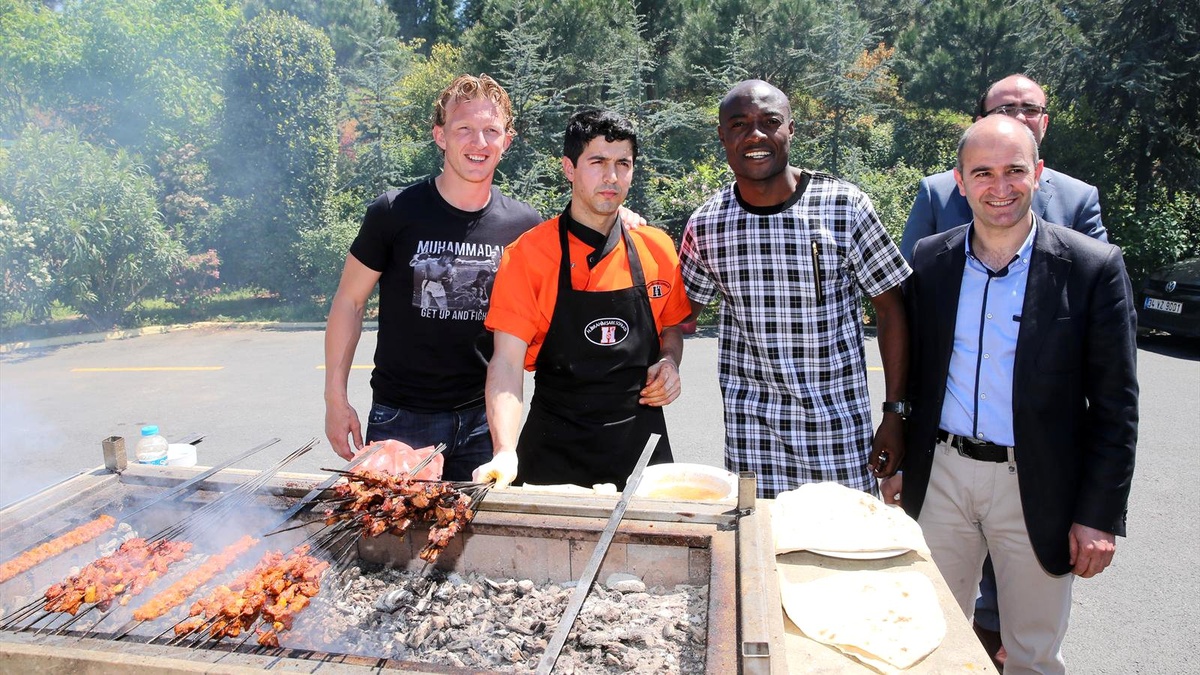 Şampiyon Fenerbahçe\'de Kebap Ziyafeti