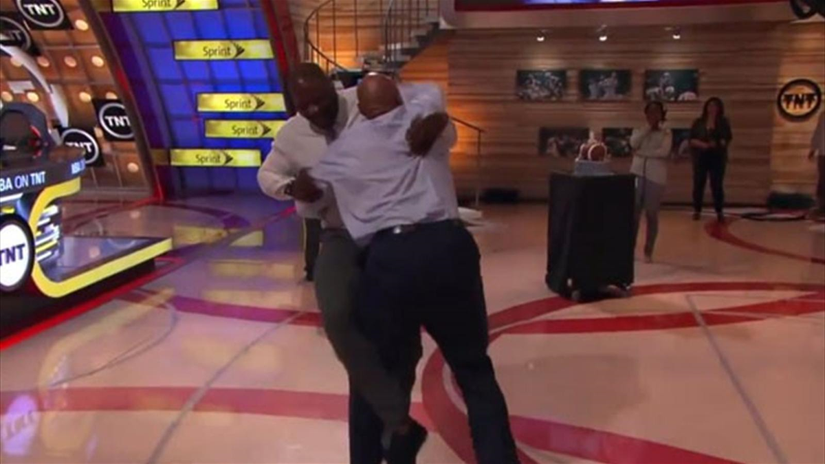 Shaquille O\'neal ve Charles Barkley Canlı Yayında Güreşti