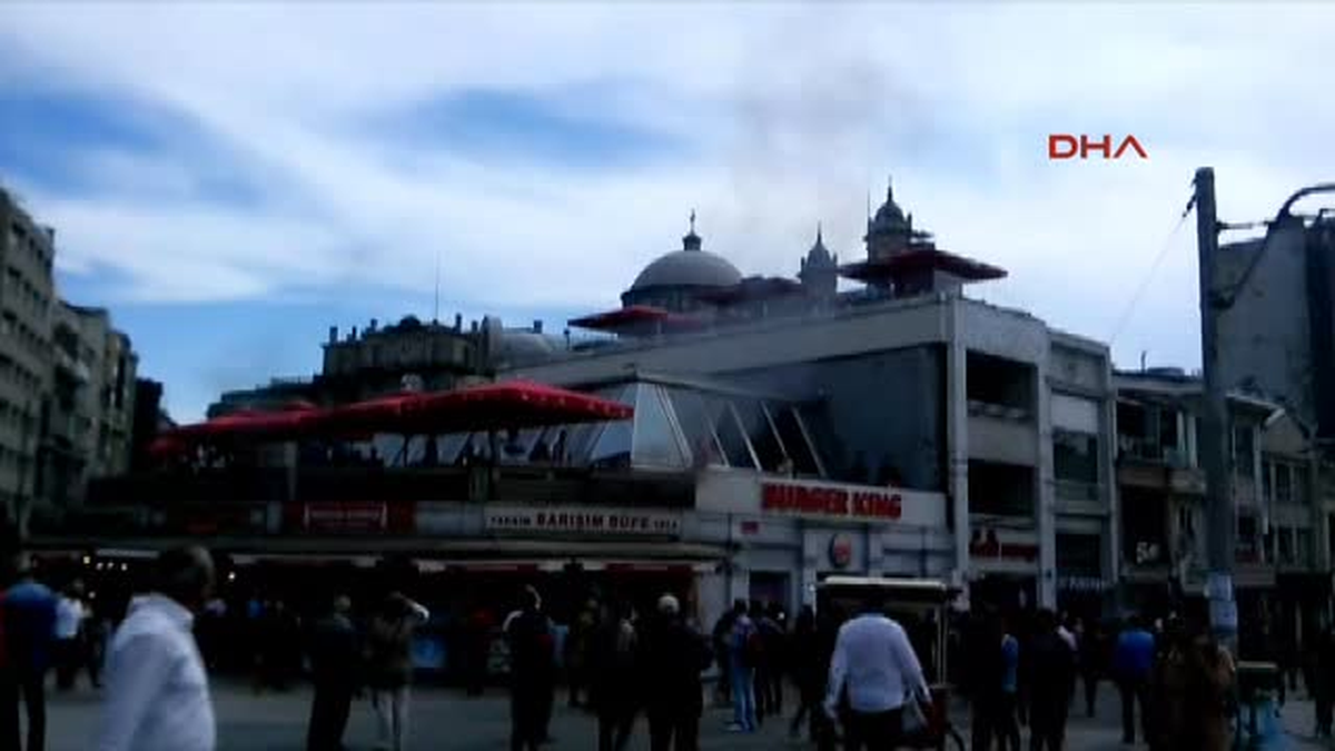 Taksim Meydanı\'ndaki Büfede Yangın