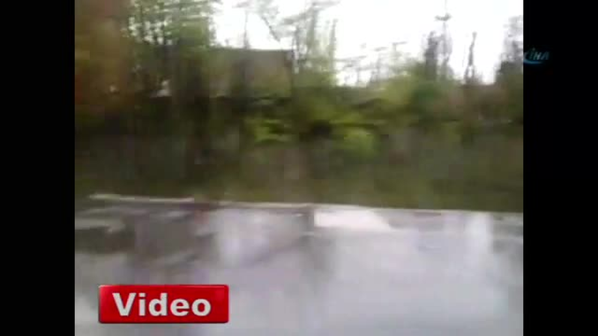 Amerika\'da Toprak Kayması Araçları Böyle Yuttu