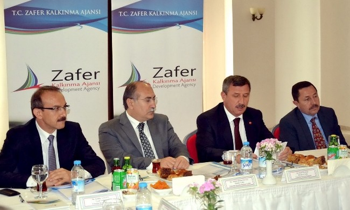Vali Yavuz, Zeka\'nın Salihli\'deki Toplantısına Katıldı